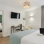 - Aparthotel
